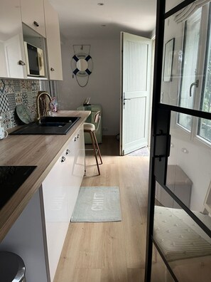 Private kitchen - Appart 50m² Rez de Jardin Villa Soleil d'été Ste Maxime Golfe de Saint Tropez (Sainte-Maxime)