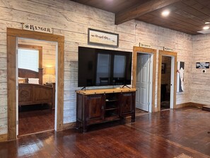 Interior - Rustic 4 bdrm in Historic area of Fort Worth near Arlington Stadium (Fort Worth)