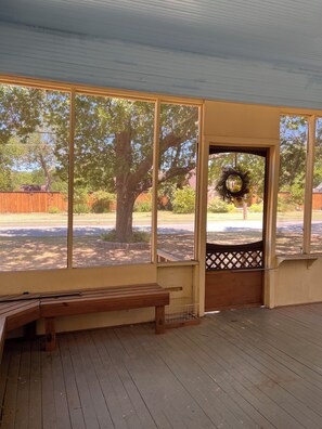 Interior - Rustic 4 bdrm in Historic area of Fort Worth near Arlington Stadium (Fort Worth)