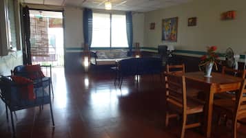 Familieleilighet, balkong, hageutsikt | Oppholdsområde