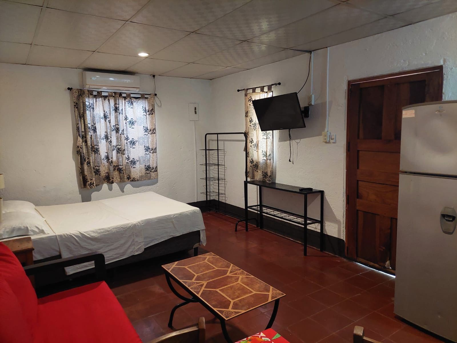 Estudio estándar, patio, vista al jardín | Área de sala de estar