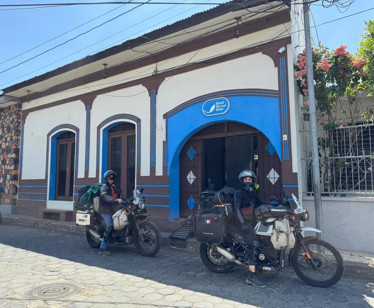 Vista frontal de la propiedad