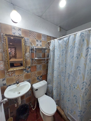 Studio Standard, patio, vue sur le jardin | Salle de bain