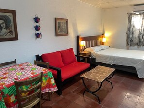 Standard Studio, Patio, Garden View | Living area - Hostal Harvest House (León)