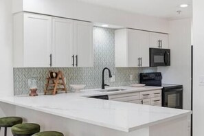Private kitchen - Stay & Play – Golf Front Condo at Holiday Hills (Branson)