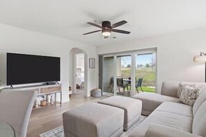 TV - Stay & Play – Golf Front Condo at Holiday Hills (Branson)