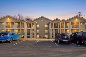 Exterior - Stay & Play – Golf Front Condo at Holiday Hills (Branson)