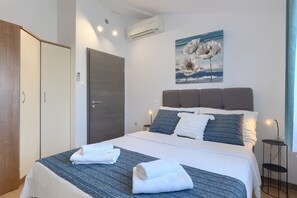 4 bedrooms, desk, iron/ironing board, free WiFi - Kuća blizu Pule, grijani bazen, slana voda, jacuzzi, idealno za djecu, EV punjač (Loborika)