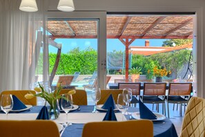 Dining - Kuća blizu Pule, grijani bazen, slana voda, jacuzzi, idealno za djecu, EV punjač (Loborika)