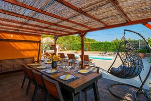 Outdoor dining - Kuća blizu Pule, grijani bazen, slana voda, jacuzzi, idealno za djecu, EV punjač (Loborika)