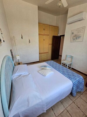 1 chambre, fer et planche à repasser, draps fournis