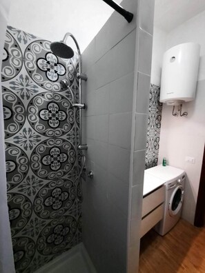 Shower, hair dryer, bidet, towels - La Salvia House by Gmb Holidays (Cannigione)
