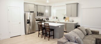 Elevated Urban Retreat • Sleeps 6 + Pet