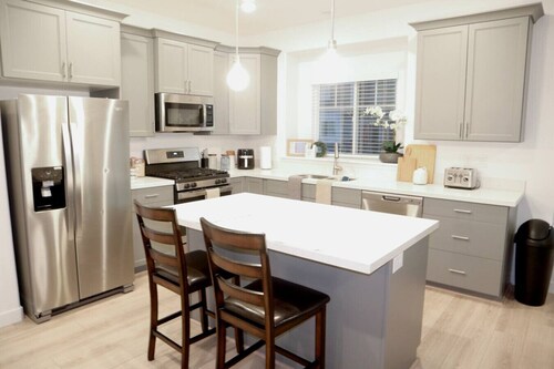 Elevated Urban Retreat • Sleeps 6 + Pet
