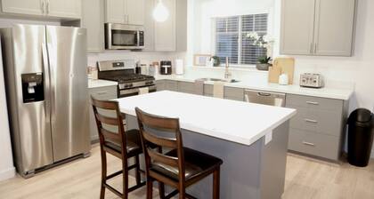 Elevated Urban Retreat • Sleeps 6 + Pet