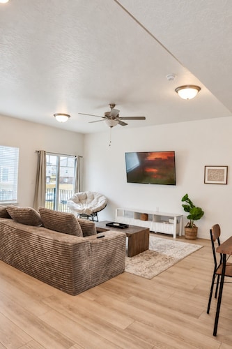 Elevated Urban Retreat | Views | Sleeps 7 + Pet