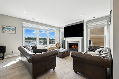 Atlantic City Waterfront Oasis - Sleeps 14 - 7 Beds - Private Back Yard and Deck