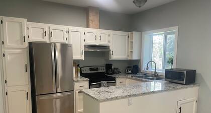 Quiet retreat close to beach/Lakes, Mt Washington
and many more exciting places