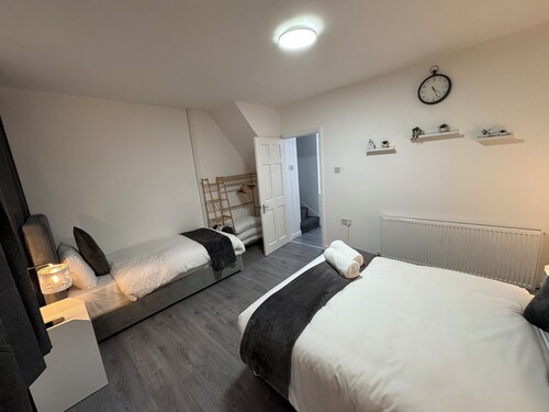 City Escape| 4 Bedroom House| Sleep 9