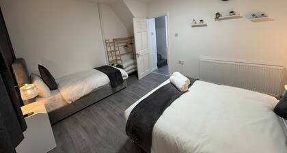 City Escape| 4 Bedroom House| Sleep 9