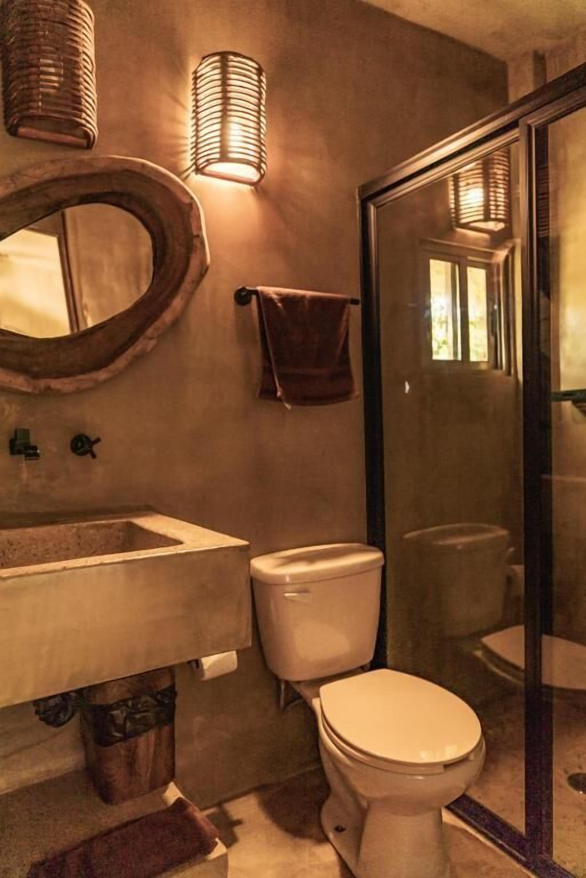 Jacuzzi Penthouse Sunset View | Bathroom | Shower, towels, soap, shampoo