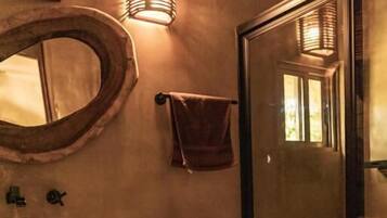 Jacuzzi Penthouse Sunset View | Banheiro | Chuveiro, toalhas de banho, sabonete, shampoo