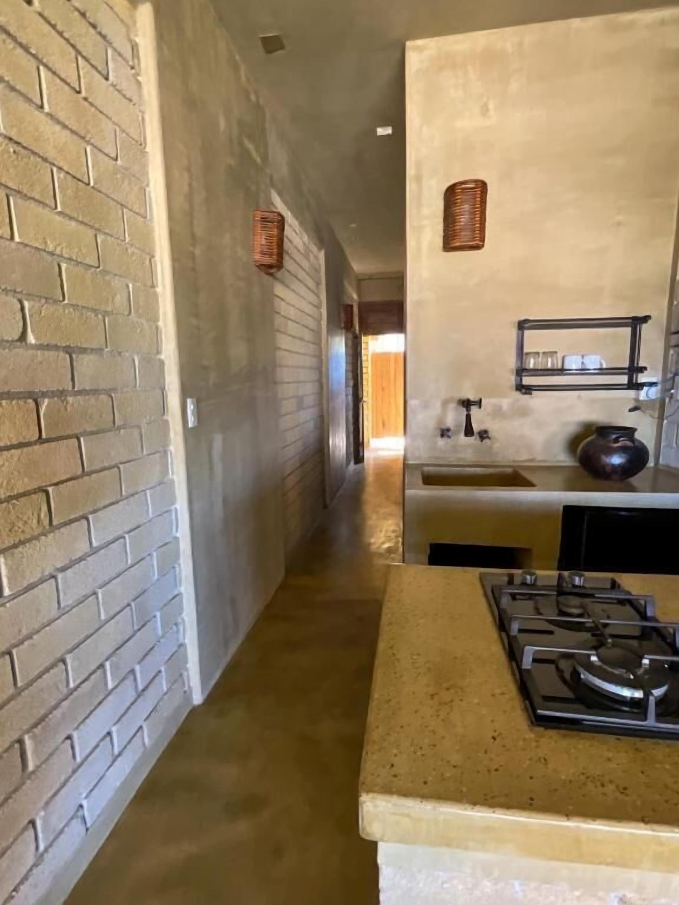 Minikjøleskap og kjøkkenutstyr