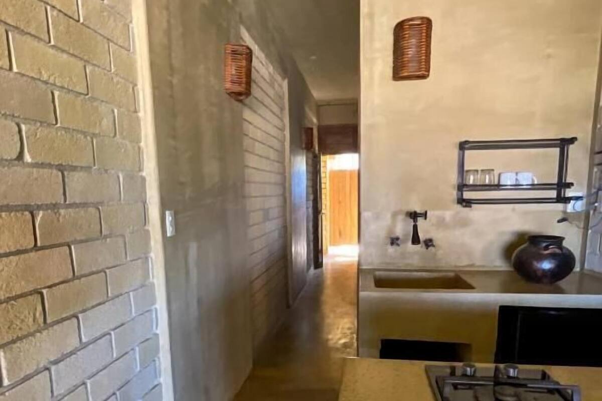 Minikjøleskap og kjøkkenutstyr