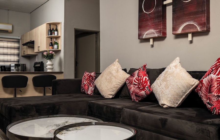 Home Very Close To Cbd. Central Business District. Walk Away From Big Malls - Gaborone