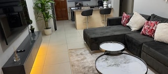 Home Very Close to CBD.
Central Business District.

Walk away from  Big Malls