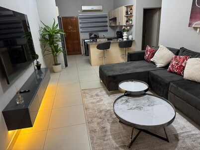 Home Very Close to CBD.
Central Business District.

Walk away from  Big Malls