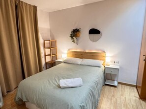 Tabla de planchar con plancha, acceso a internet y ropa de cama 