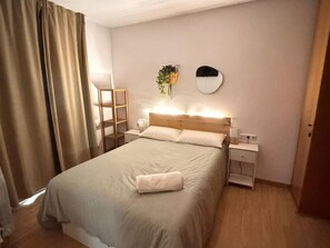 Iron/ironing board, Internet, bed sheets - R165 Seaside Apartment (Calafell)