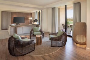 Living area - Cozy 1-bedroom condo with AC in nice Scottsdale location (Scottsdale)