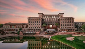 Un grand hôtel comprenant plusieurs bâtiments, une cour intérieure et un parcours de golf.