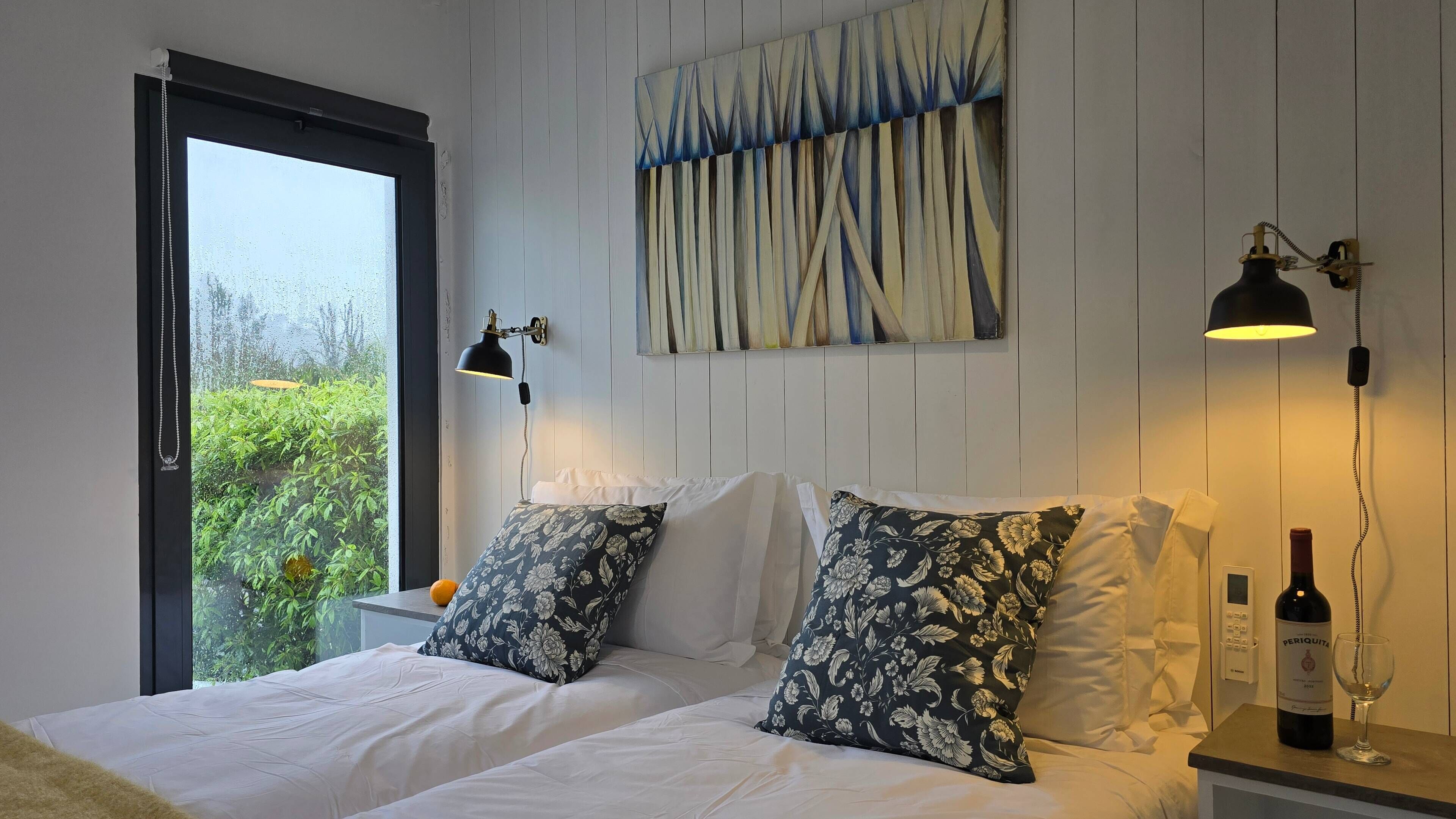 Tabla de planchar con plancha, internet y ropa de cama 