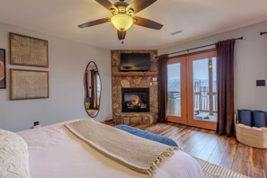 2 bedrooms, desk, iron/ironing board, travel cot - Luxe Mountain Views - Sauna, Sky Dome, Hot Tub (Bryson City)
