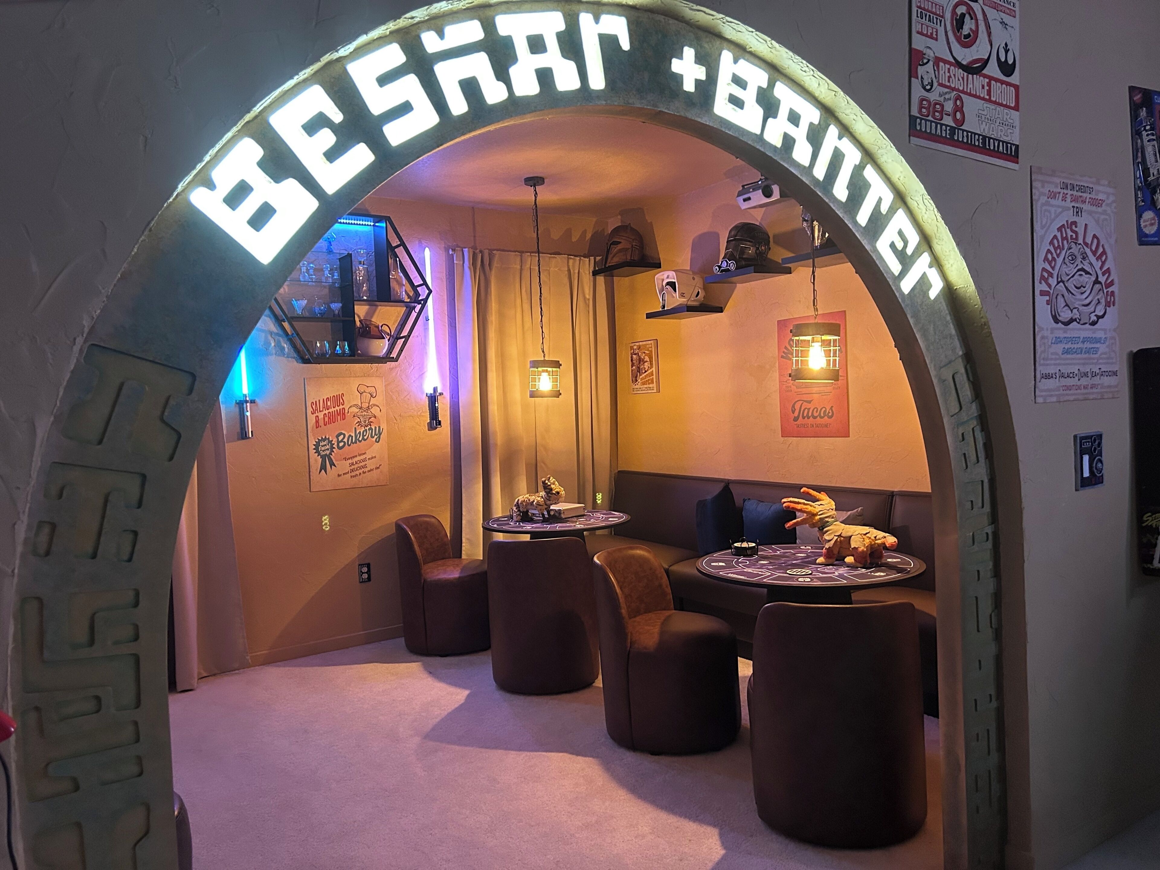 En hyggelig bar med et tema, der har et neon-skilt med teksten 