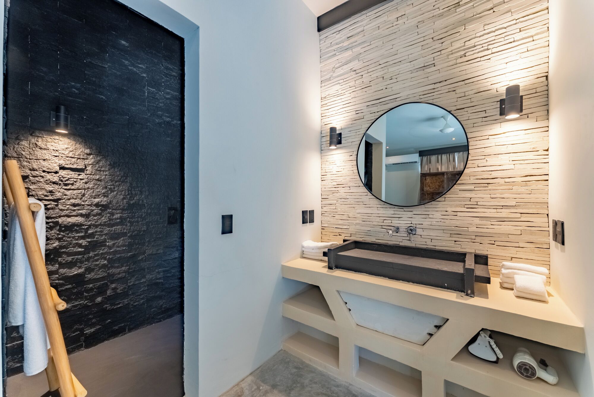 Habitación Confort doble, vistas al jardín, junto a la playa | Baño | Ducha, secador de pelo, toallas y jabón