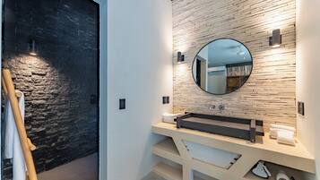 Habitación Confort doble, vistas al jardín, junto a la playa | Baño | Ducha, secador de pelo, toallas y jabón