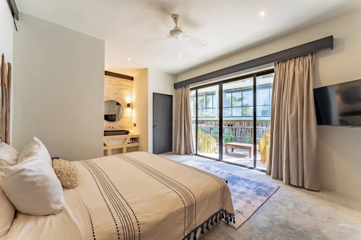 Comfort Double Room, Garden View, Beachside | Peti besi dalam bilik, ruang kerja komputer riba, Wi-fi percuma