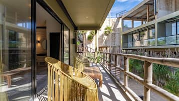 Kahden hengen comfort-huone, näköala puutarhaan, rannalla | Terassi/patio