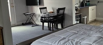 Gordie's Lookout: Top Floor Executive Suite with Workspace