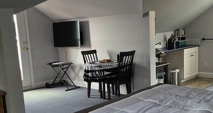 Gordie's Lookout: Top Floor Executive Suite with Workspace