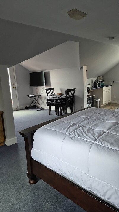 Gordie's Lookout: Top Floor Executive Suite with Workspace