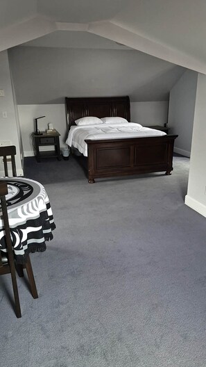 Unclassified image, 5 of 18, button - Gordie's Lookout: Top Floor Executive Suite with Workspace (Alert Bay)