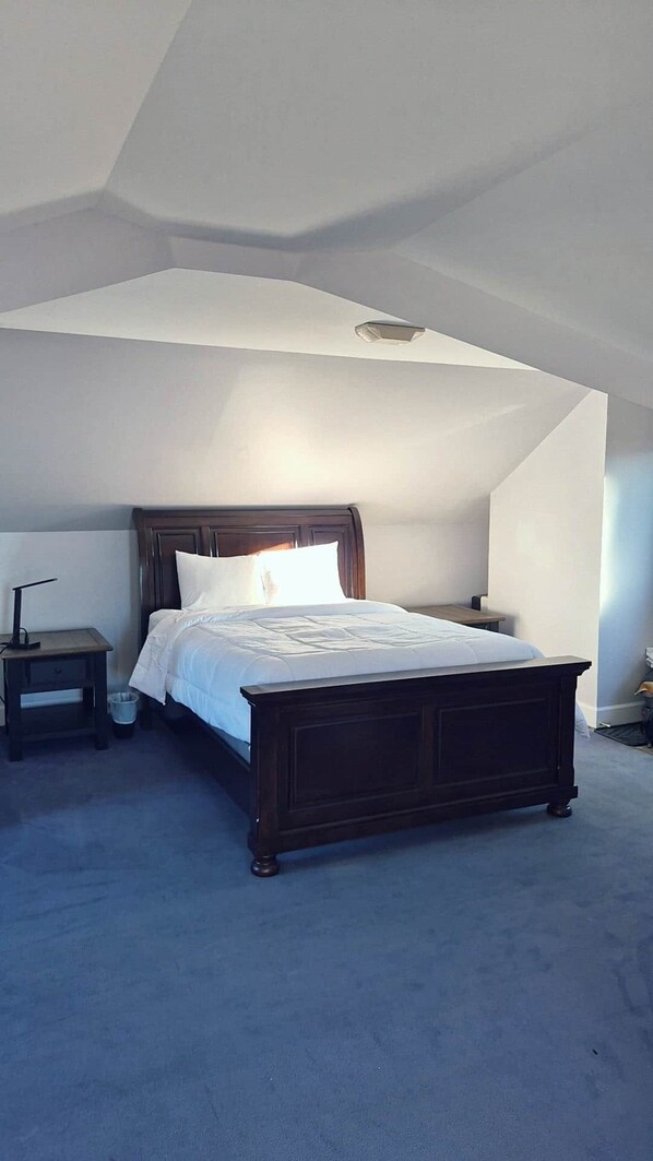 Unclassified image, 1 of 18, button - Gordie's Lookout: Top Floor Executive Suite with Workspace (Alert Bay)