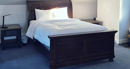 Gordie's Lookout: Top Floor Executive Suite with Workspace