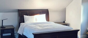 Gordie's Lookout: Top Floor Executive Suite with Workspace