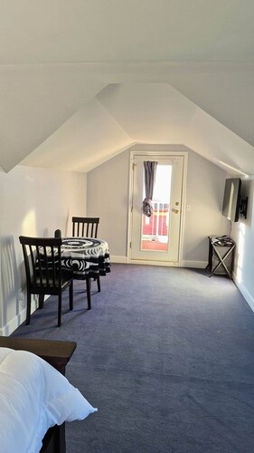 Gordie's Lookout: Top Floor Executive Suite with Workspace